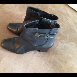 Women Bandolino boots with zipper and buckle